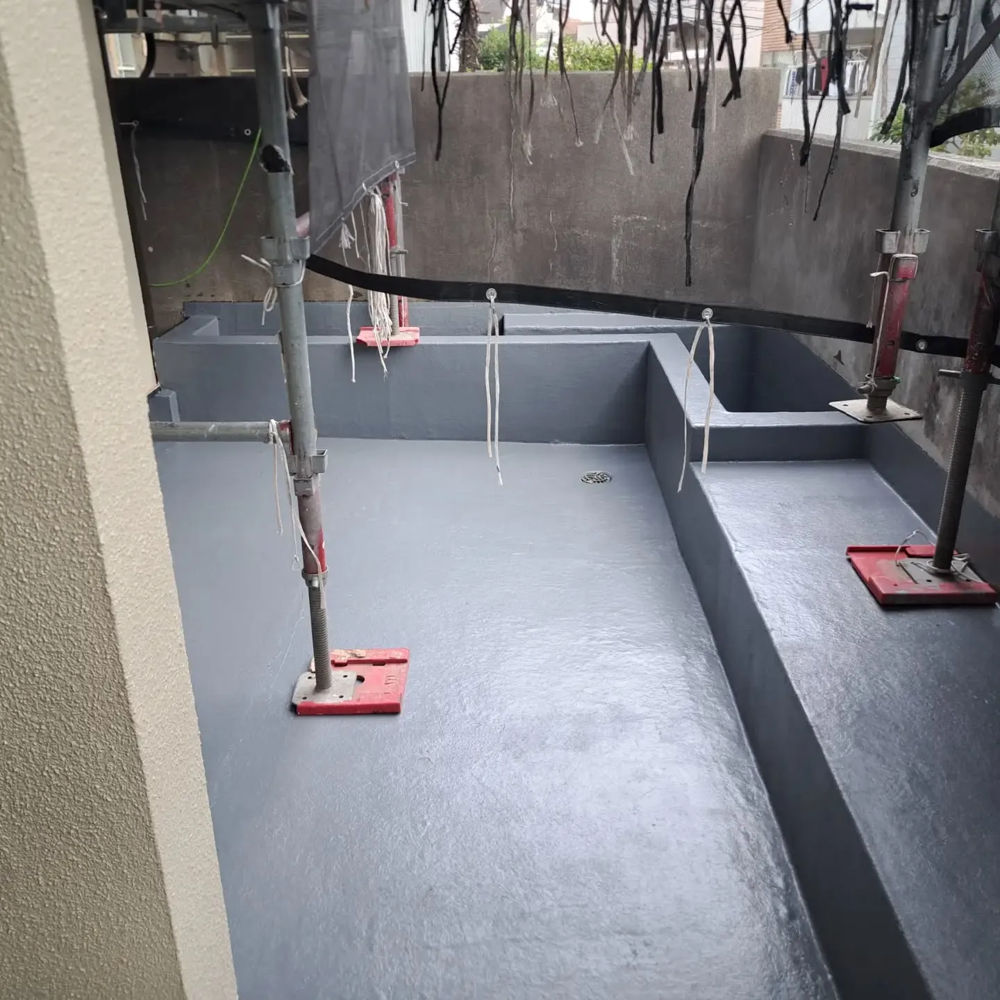 戸建てのバルコニーFRP防水施工させていただきました！明日で...